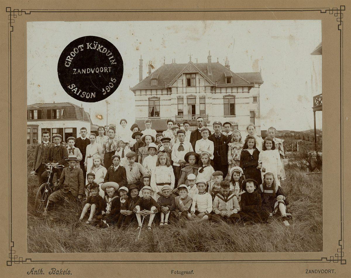 Escher (met strooien hoed links vooraan) in Zandvoort, 1905