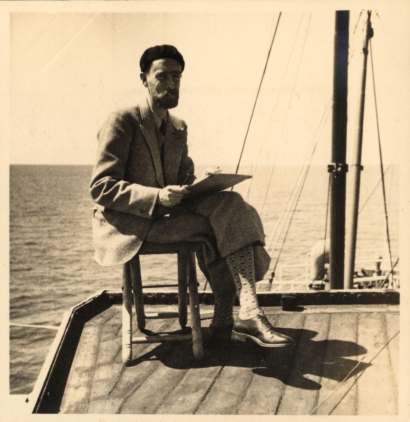 M.C. Escher tijdens zijn Middellandse-Zee-reis in 1936 op het dek van de Paganini
