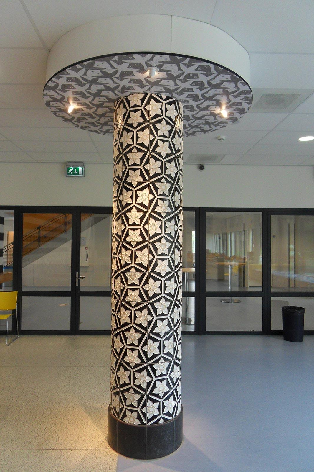 Zuil 'Bloemen' in de hal van het Baarnsch Lyceum, 2011