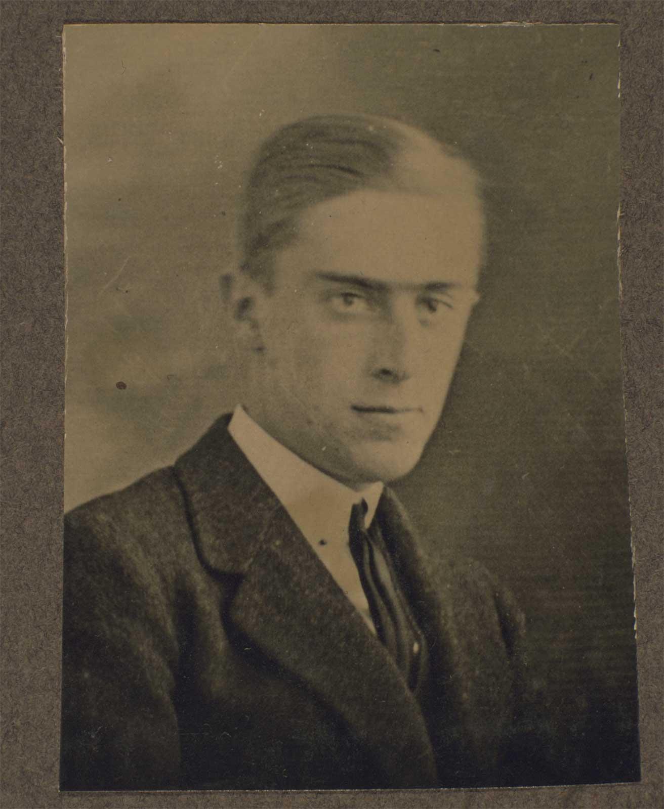 Maurits Cornelis Escher in 1920. Hij is 22 en nog baardloos.