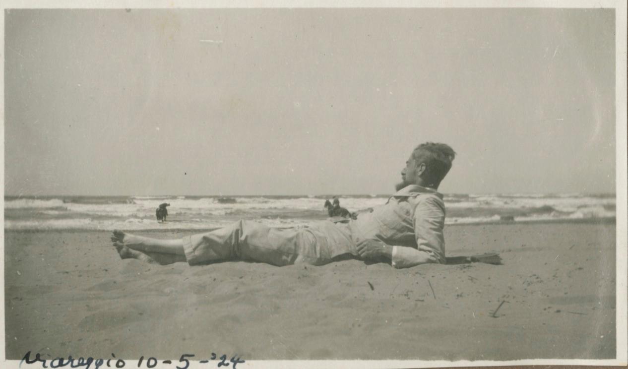 Maurits Escher op het strand van Viareggio, 1924