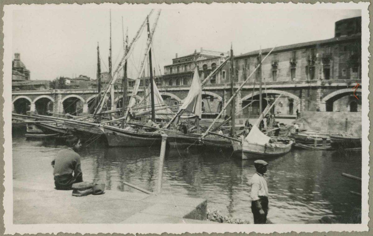 Catania, 3 of 4 mei 1936. Foto van M.C. Escher uit het fotoalbum van zijn zeereis in 1936
