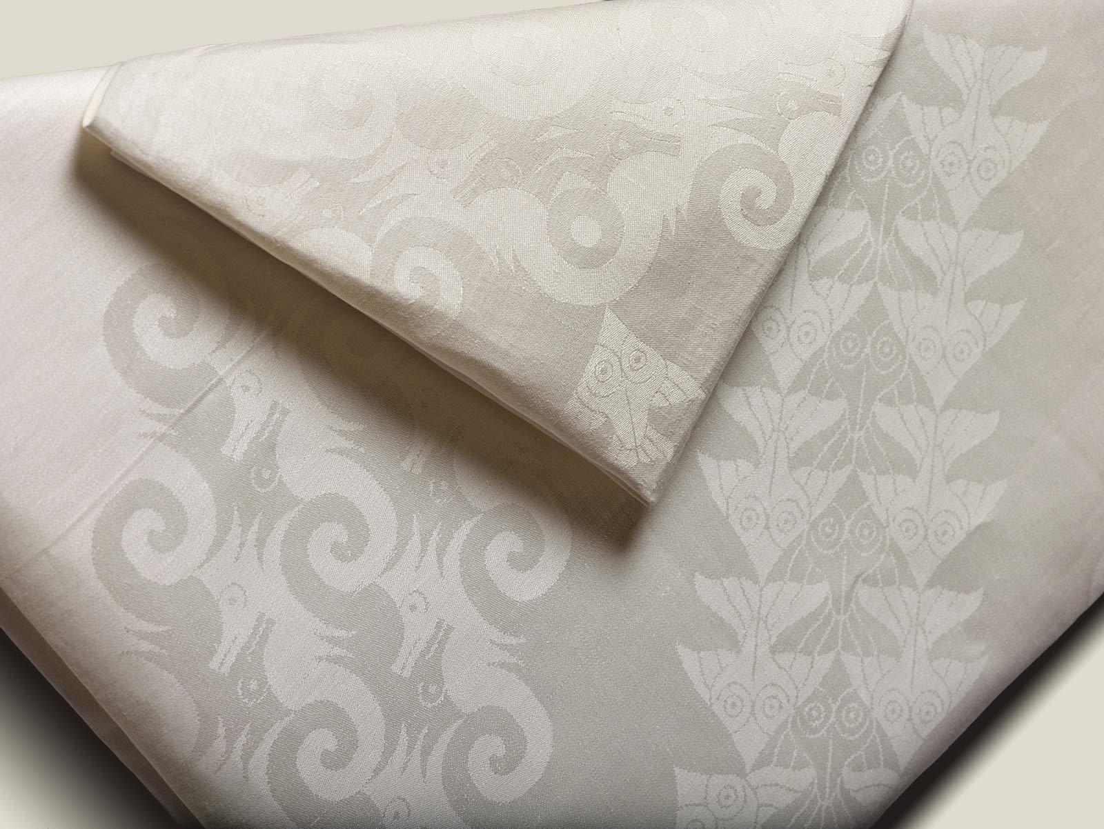 M.C. Escher (uitvoering E.J.F. van Dissel & Zonen), Tafellaken en servet met zeepaarden en vissen (detail), damastgeweven linnen, circa 1953-1955