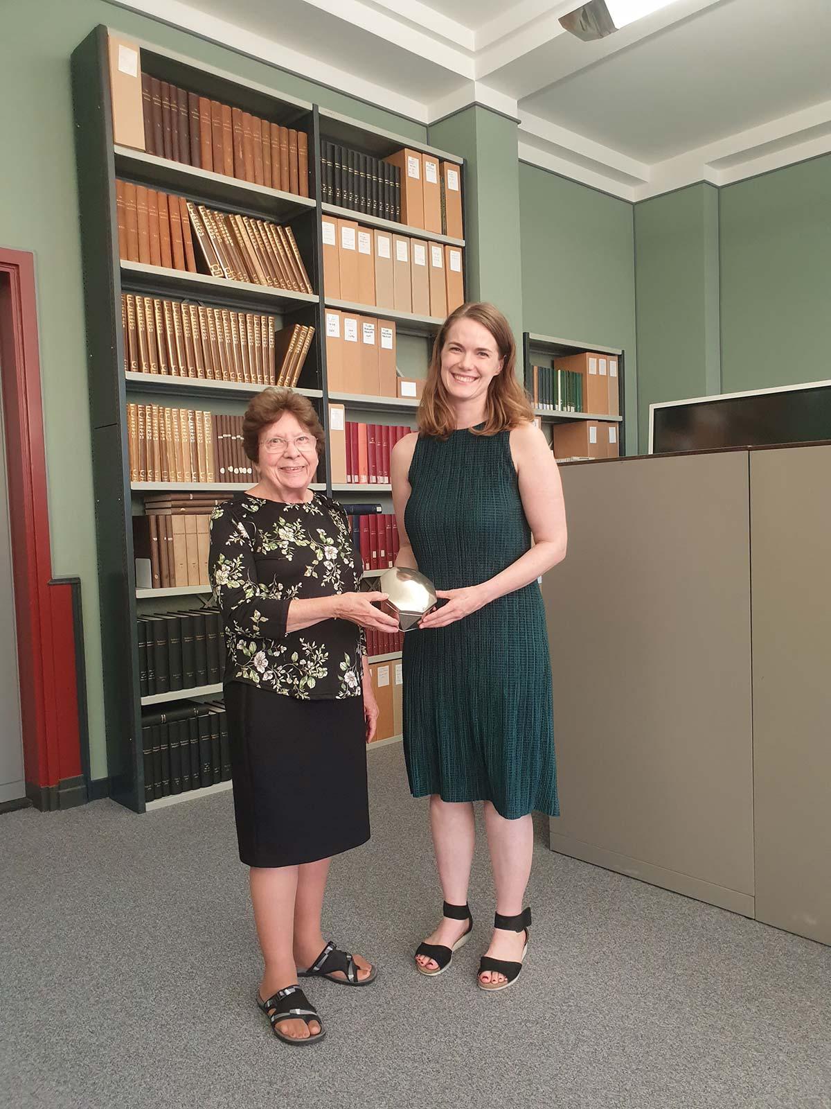 Doris Schattschneider and curator Judith Kadee on receiving the tin at Kunstmuseum Den Haag