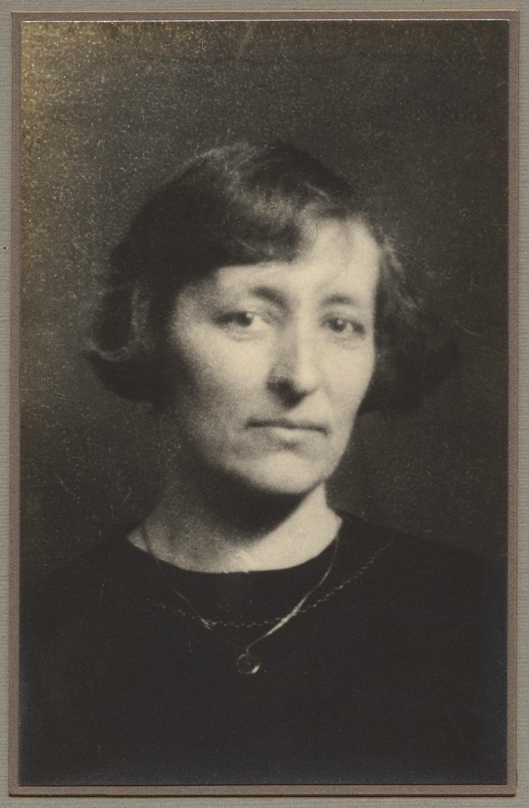 Portrait photo of Julie de Graag, year unknown, private collection. This is the only portrait photograph of Julie de Graag known so far