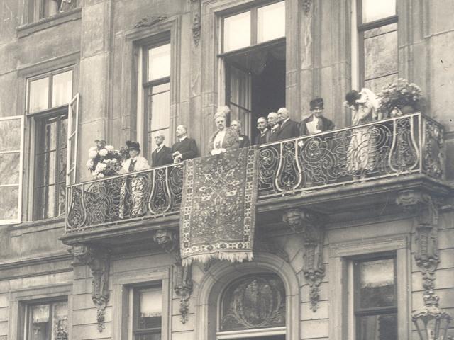 Koningin-Moeder Emma viert haar 70ste verjaardag, staande op het balkon van Paleis Lange Voorhout, 1928. Foto: Koninklijk Huisarchief