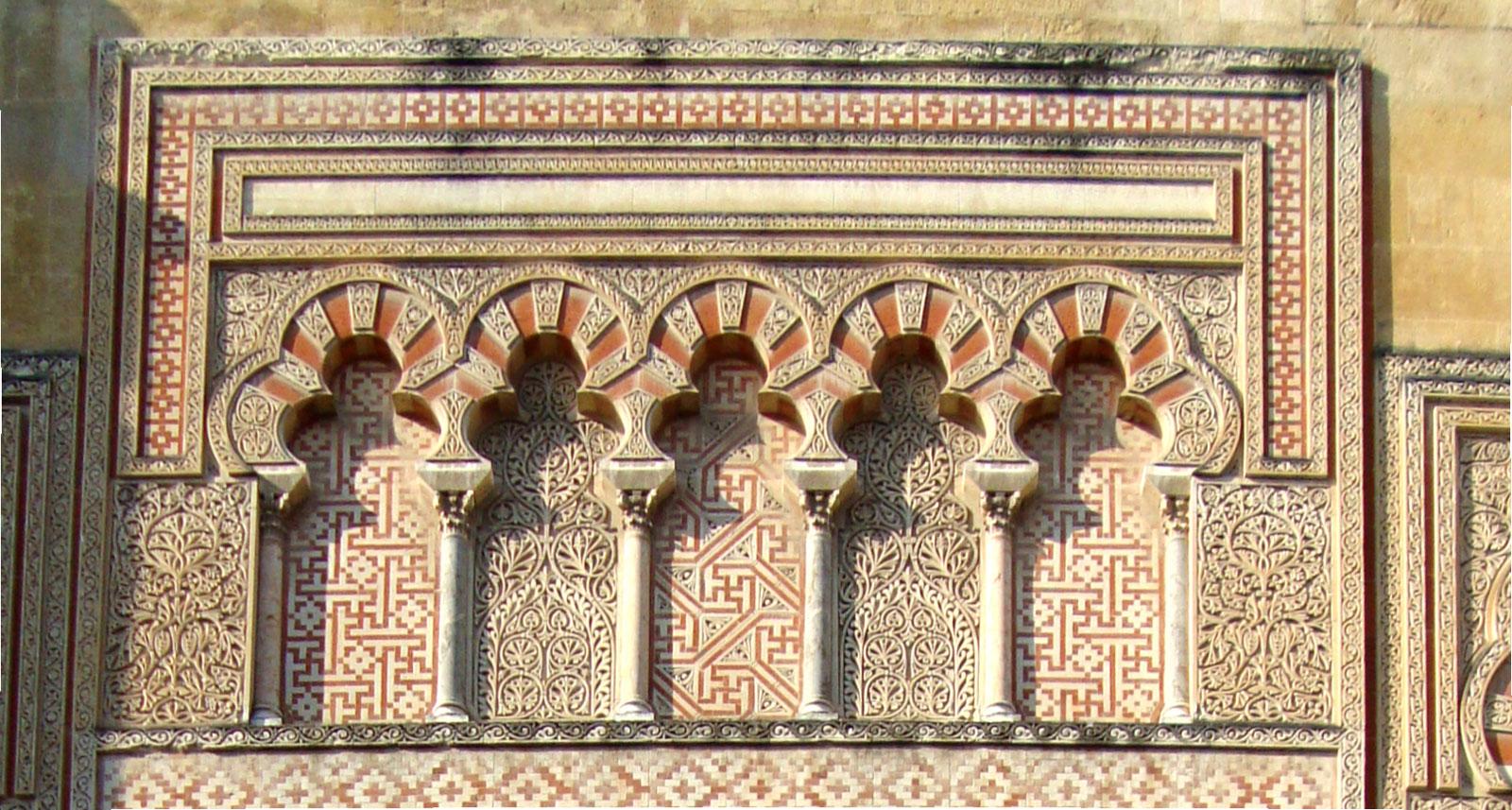 De buitenmuur van de Mezquita in Córdoba