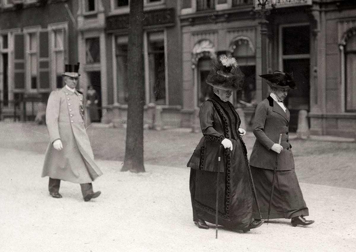 Emma walking with lady-in-waiting, 1913