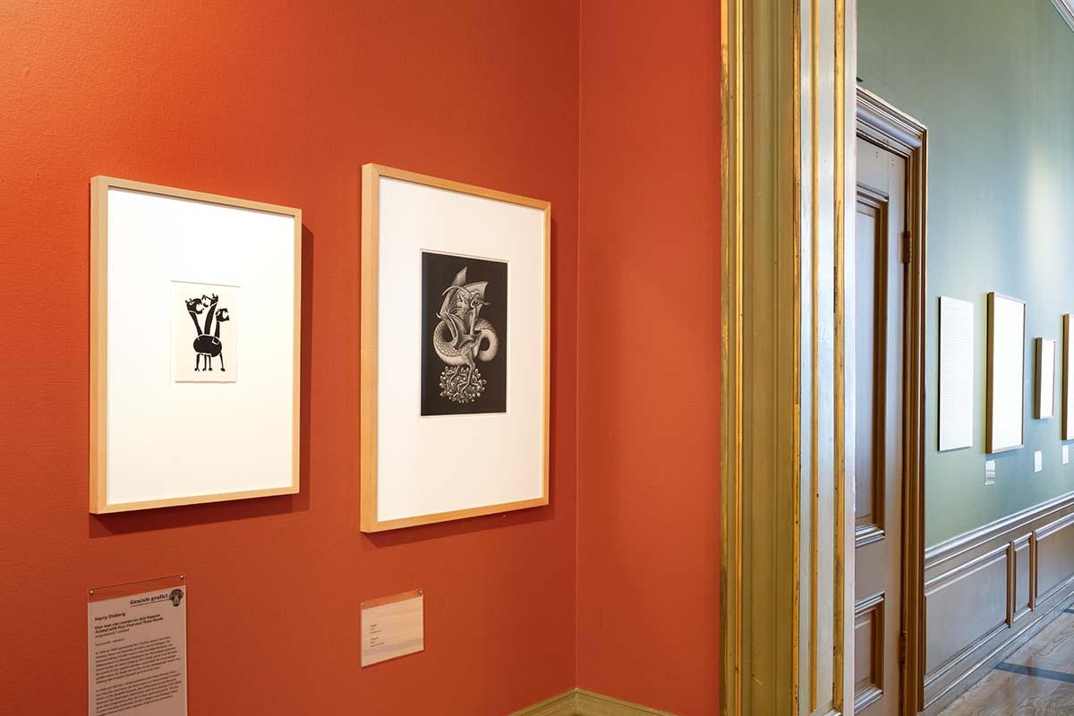 The woodcut 'Animal with four feet and three heads' by Harry Disberg next to 'Dragon' by M.C. Escher in the exhibition Graphic Grandeur. Photo: Gerrit Schreurs.