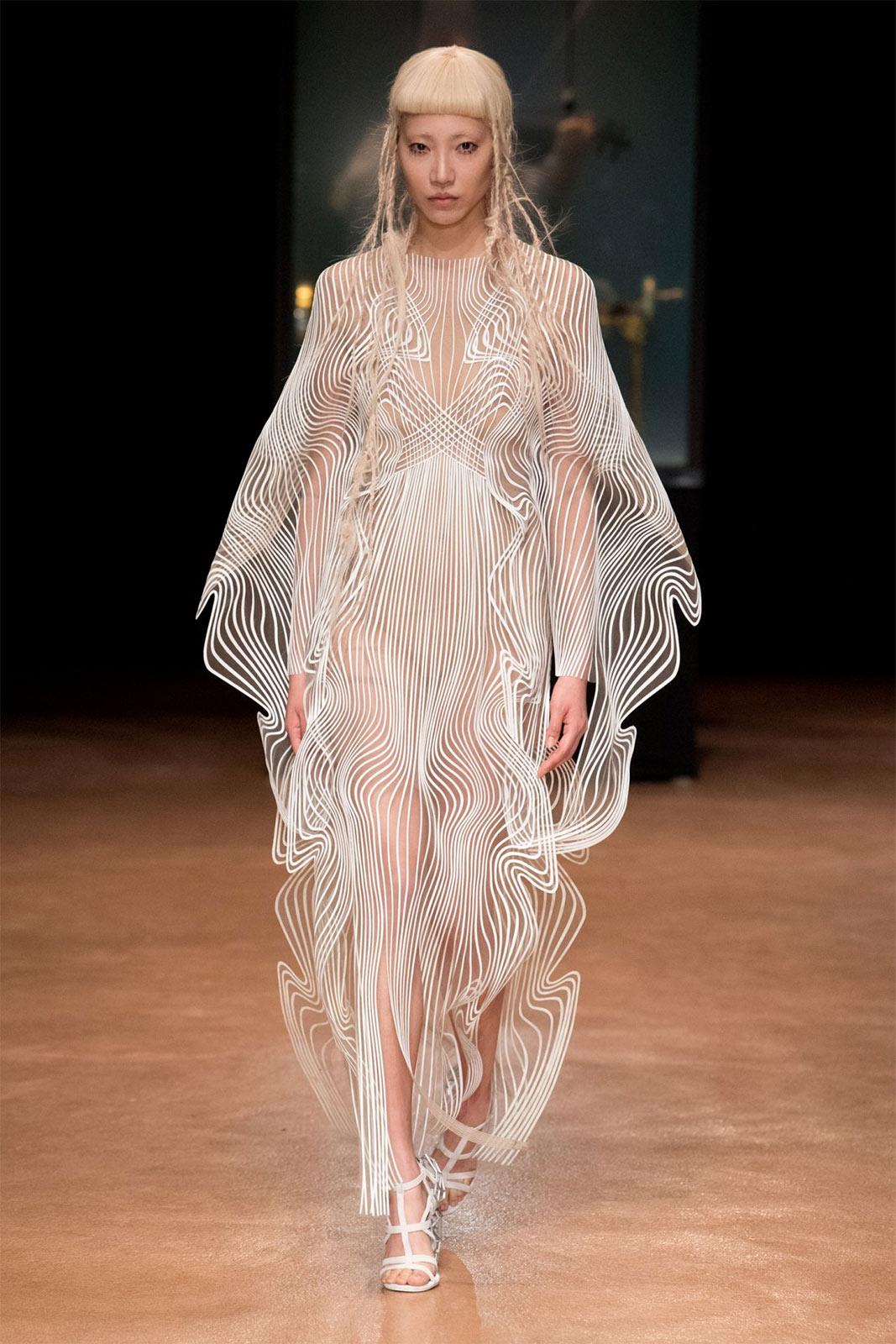 Iris van Herpen, Aeriform AW2017/18, Lasergeschnittene weiße Baumwolle und Mylar auf transparentem Tüll, 2017