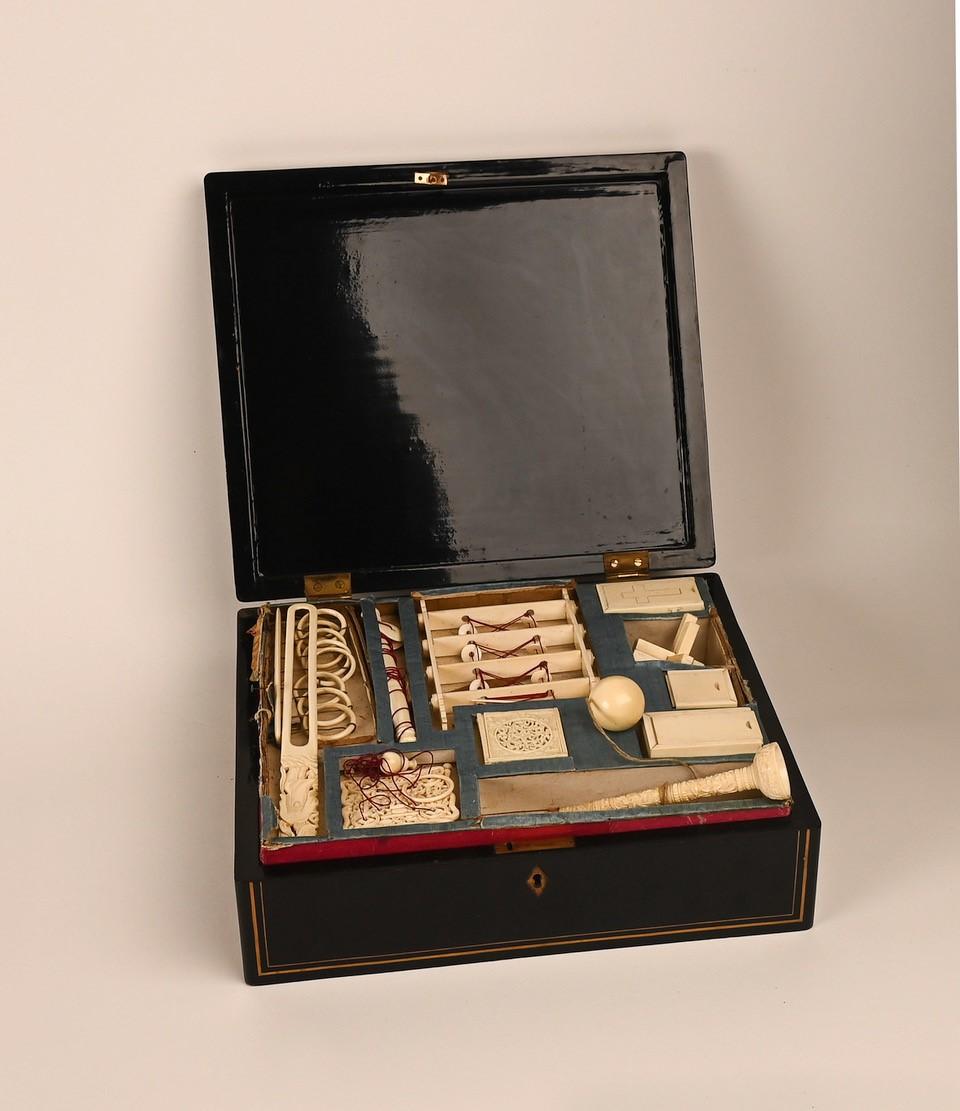 Anoniem, Chinese lakdoos met negen puzzels, 19e eeuw. Collectie familie Escher