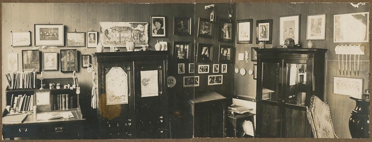 1915: Eschers kamer in Arnhem, met linksboven de reproductie van De Staalmeesters