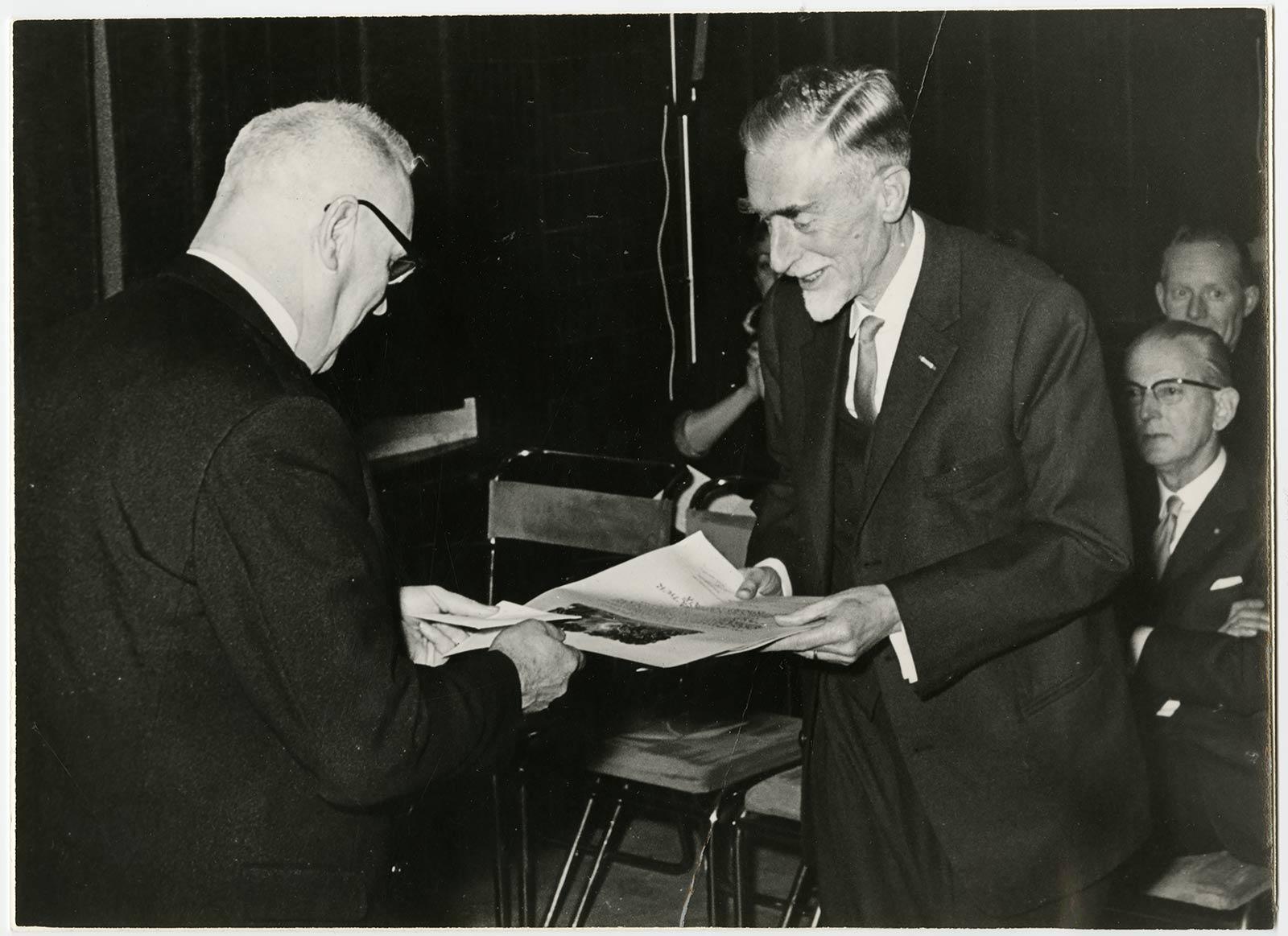 Escher bij de uitreiking van de Hilversumse cultuurprijs, 5 maart 1965. Links burgemeester Joost Boot van Hilversum