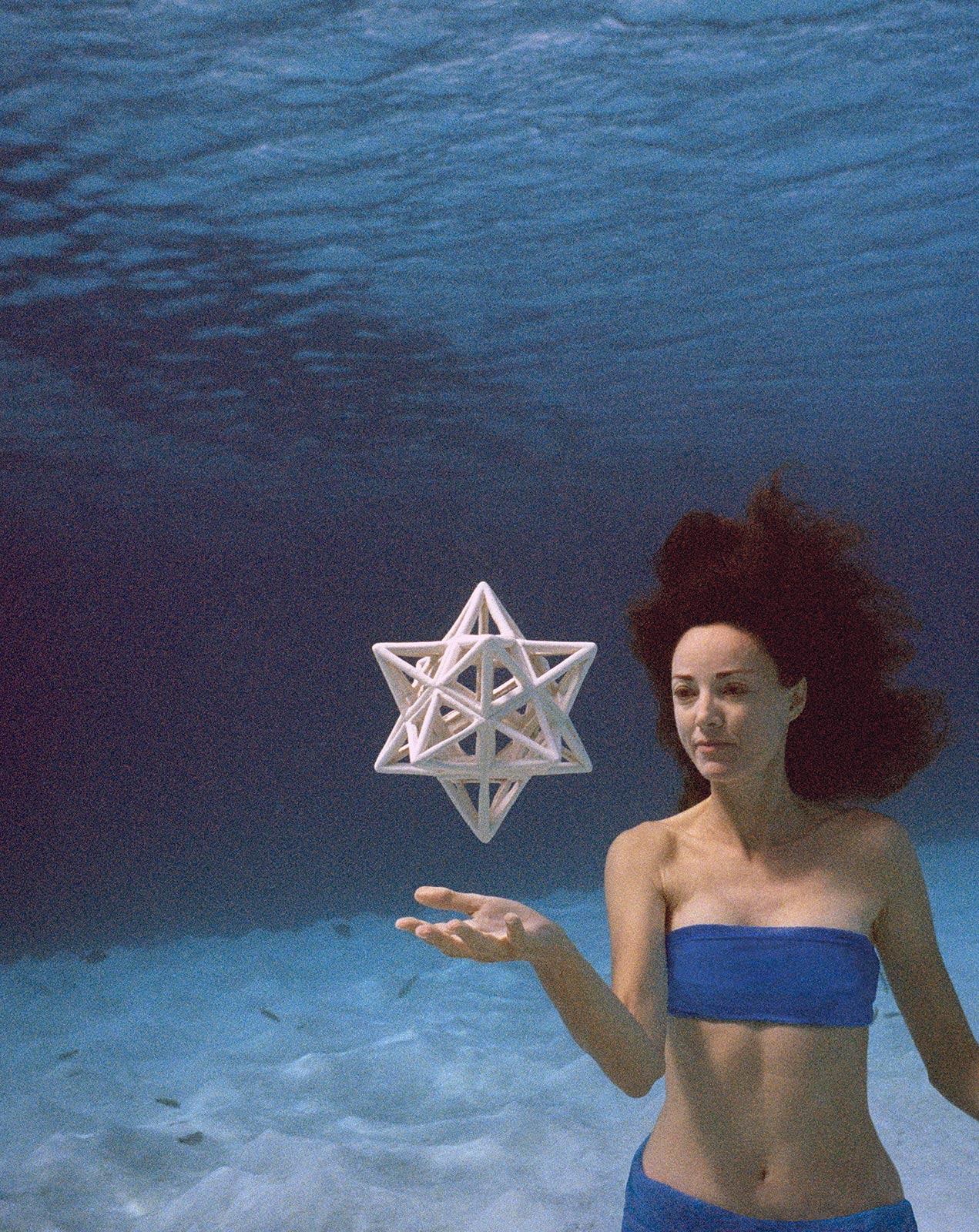 Maura Biava, Occult Star, C-print, 2023. Met dank aan Galerie Caroline O'Breen