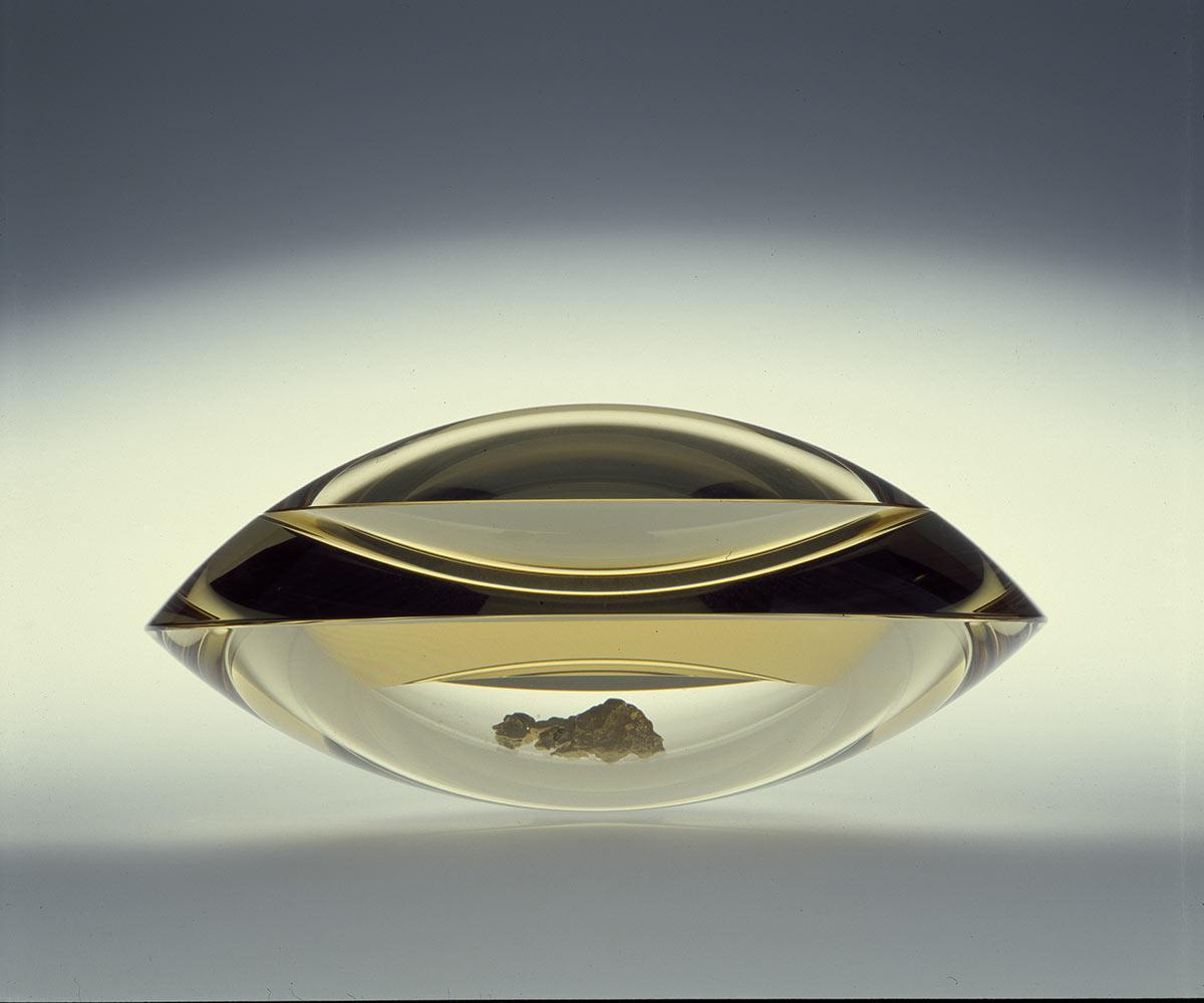 Pavol Hlôška, Box, 2003, optisch glas, verzaagd en gepolijst, twee Australische goudklompen. Collectie Kunstmuseum Den Haag, langdurig bruikleen Stichting Modern Glas