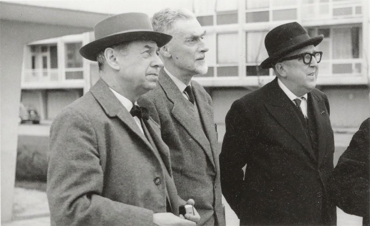 Architect Lau Peters, M.C. Escher en Wolbert J. Vroom bij de onthulling van het tegeltableau, vintage ontwikkelgelatinezilverdruk, 1960. Collectie Kunstmuseum Den Haag