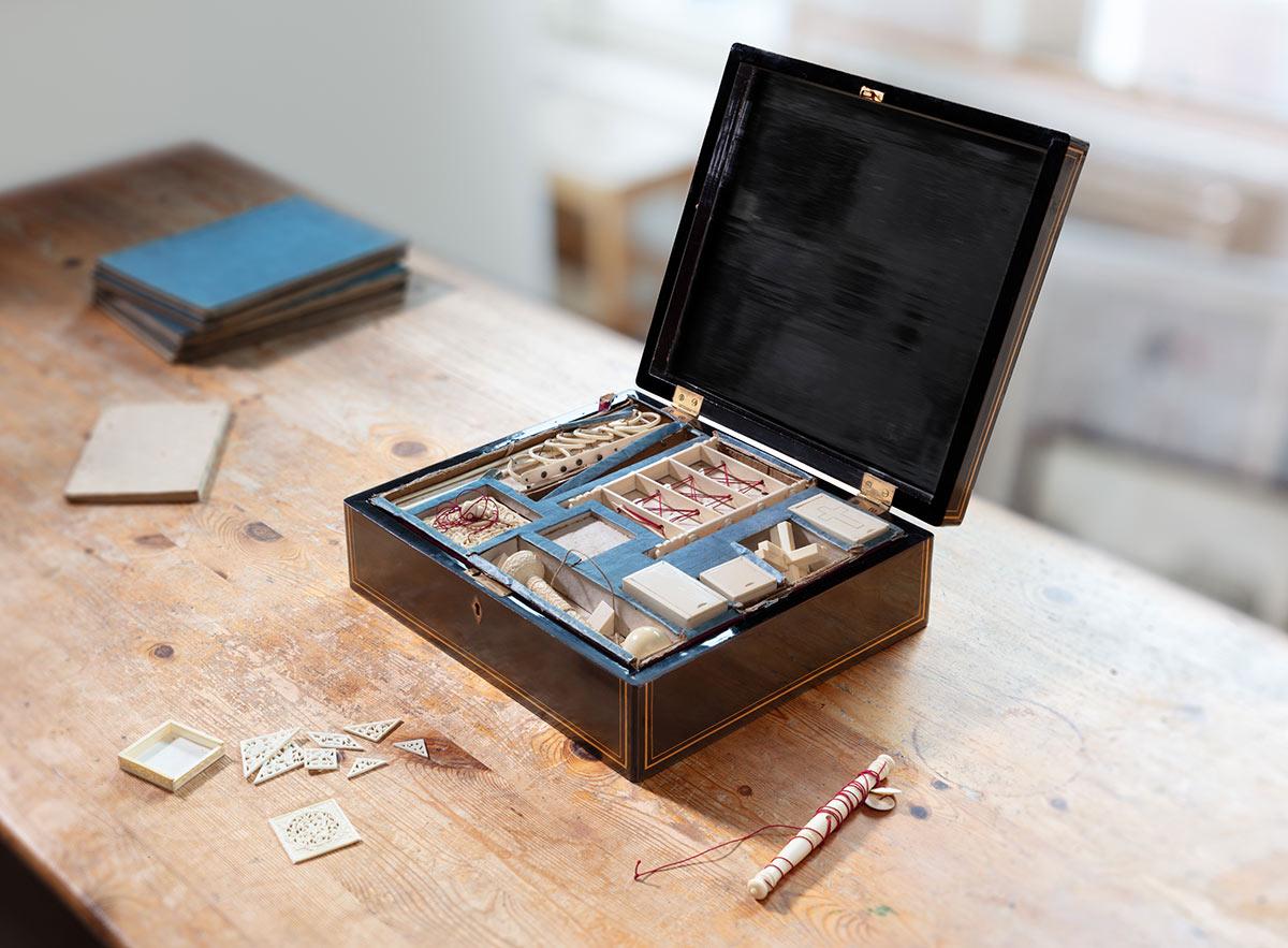 Chinese lakdoos met negen puzzels, 19e eeuw. Collectie familie Escher. Foto: Gerrit Schreurs