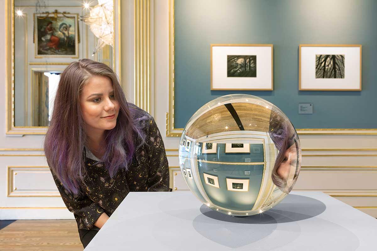 Miloš Balgavý, Sphere, 2002, optisch glas. Collectie Kunstmuseum Den Haag, langdurig bruikleen Stichting Modern Glas. Foto: Gerrit Schreurs.