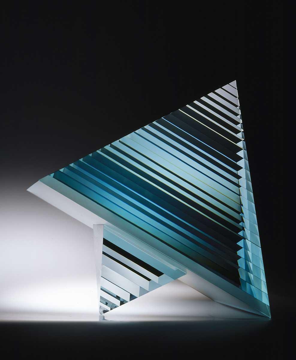 Václav Cígler, Pyramid, 1987, vacuüm metaal gespiegeld vensterglas, verlijmd, verzaagd en gepolijst. Collectie Kunstmuseum Den Haag, langdurig bruikleen Stichting Modern Glas