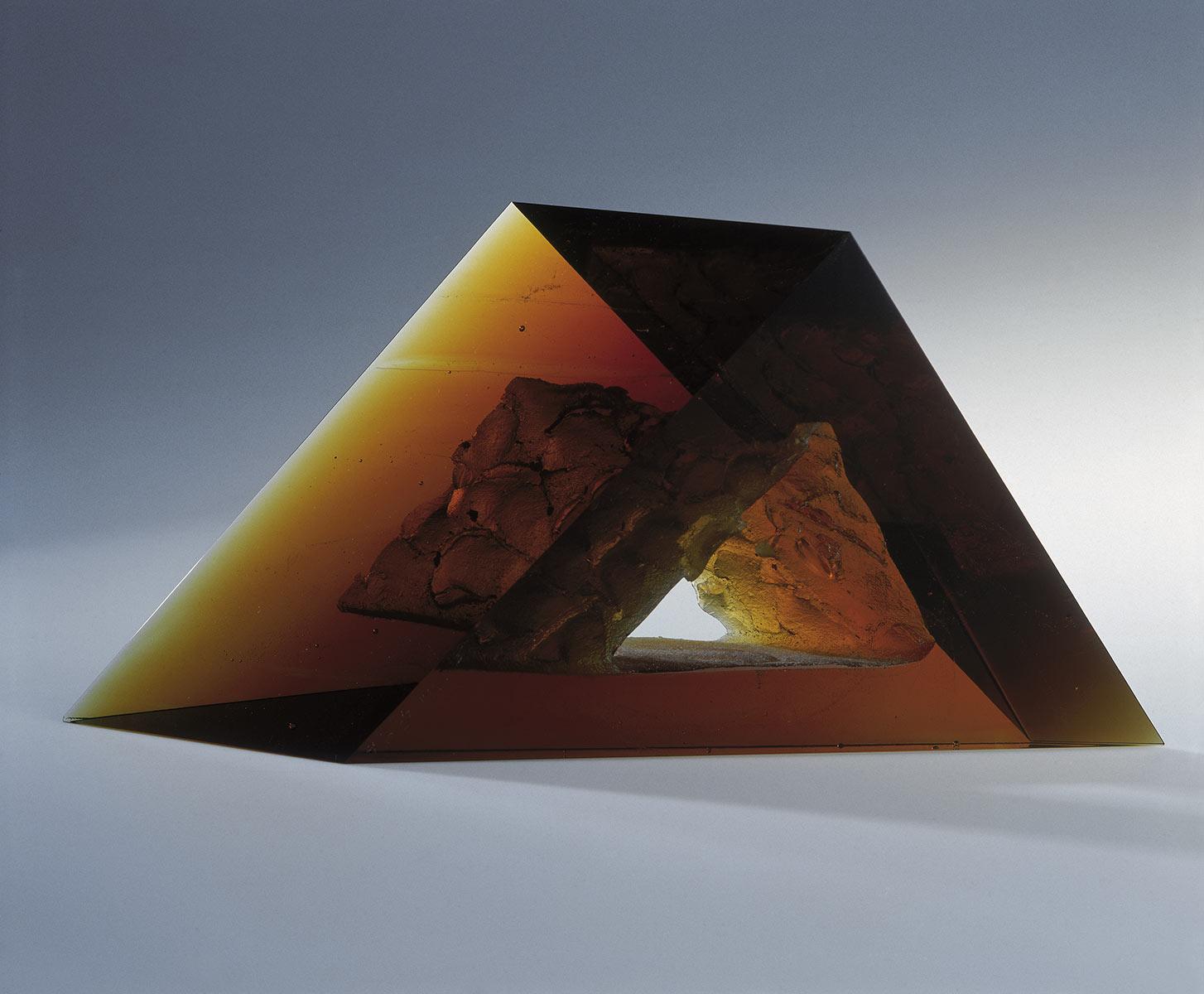 Zora Palová, Space, 1996, gegoten en verzaagd grijsbruin glas. Collectie Kunstmuseum Den Haag, langdurig bruikleen Stichting Modern Glas