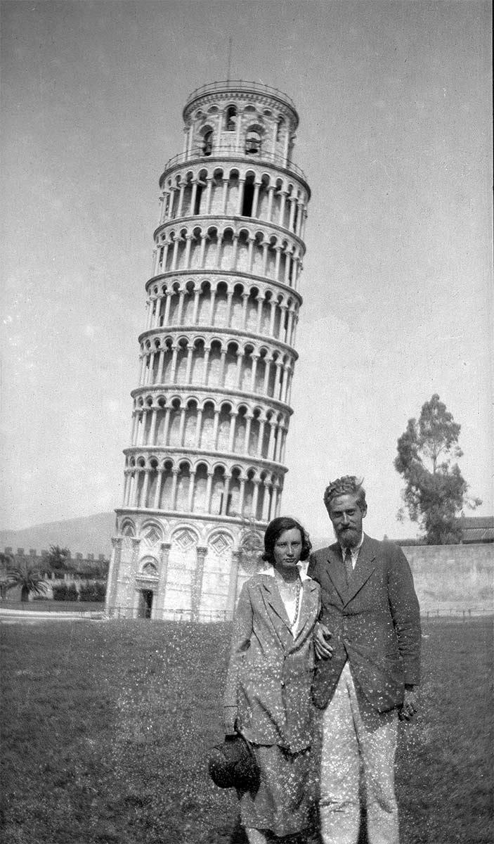Kort voor hun trouwen in juni 1924 waren Maurits en Jetta ook in Pisa. Hier staan ze bij de toren, 22 mei 1924