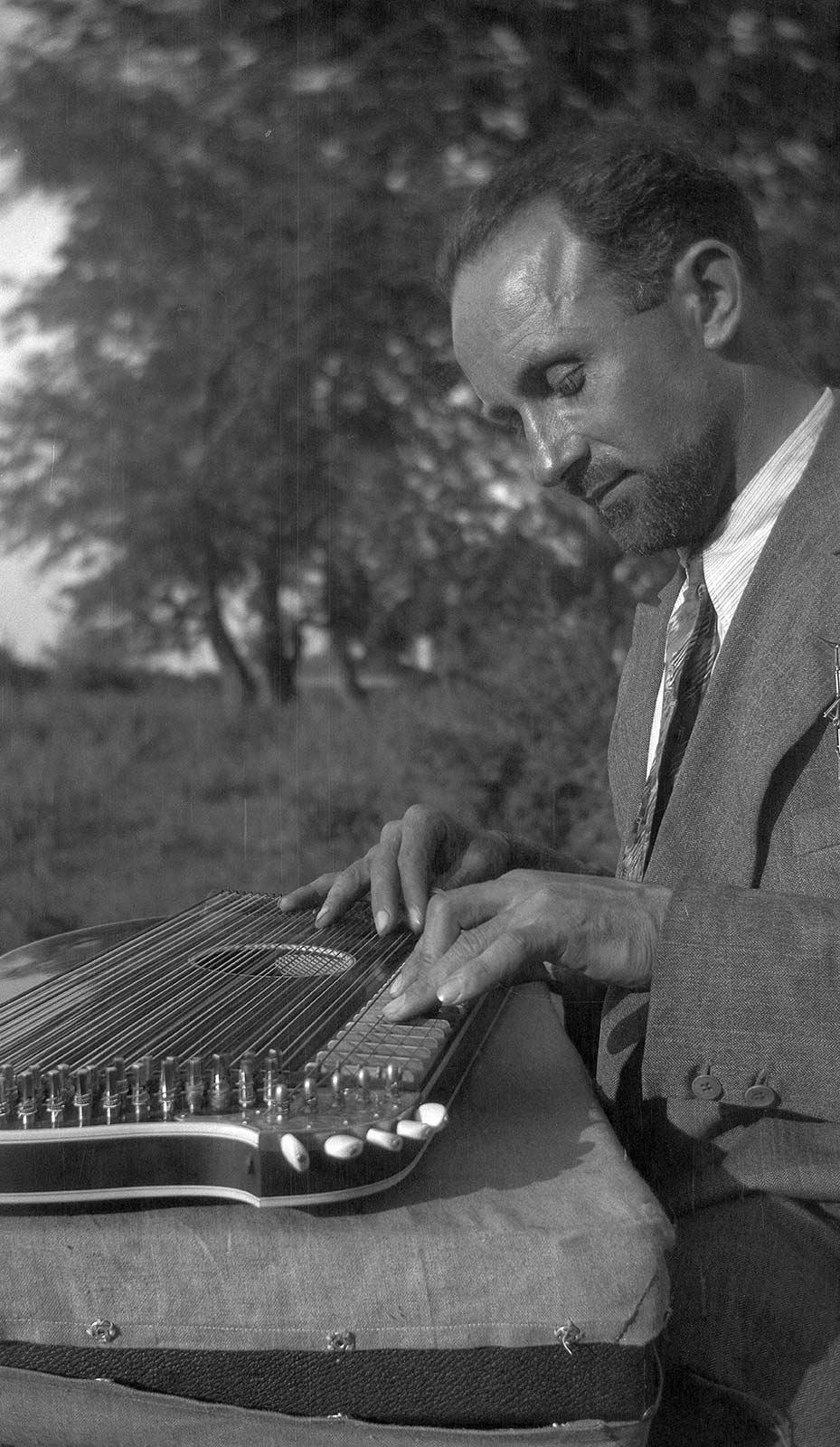 Roberto Schiess and his zither, 23 May 1930
