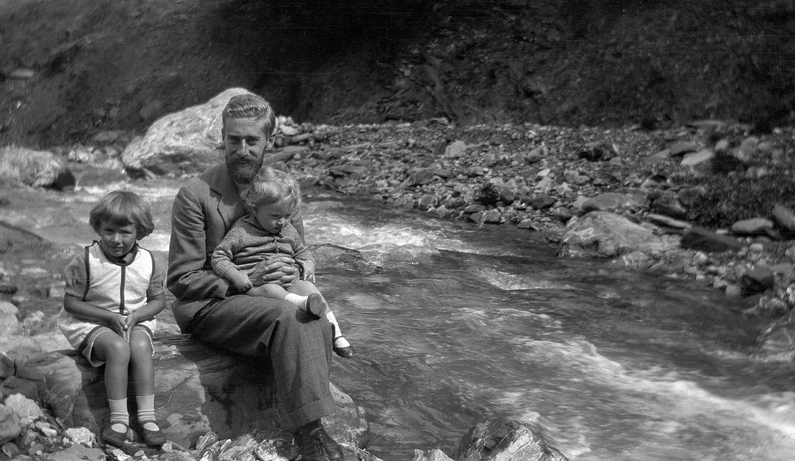 Escher met zijn zonen George en Arthur in het Zwitserse Weisstannen, juli 1930