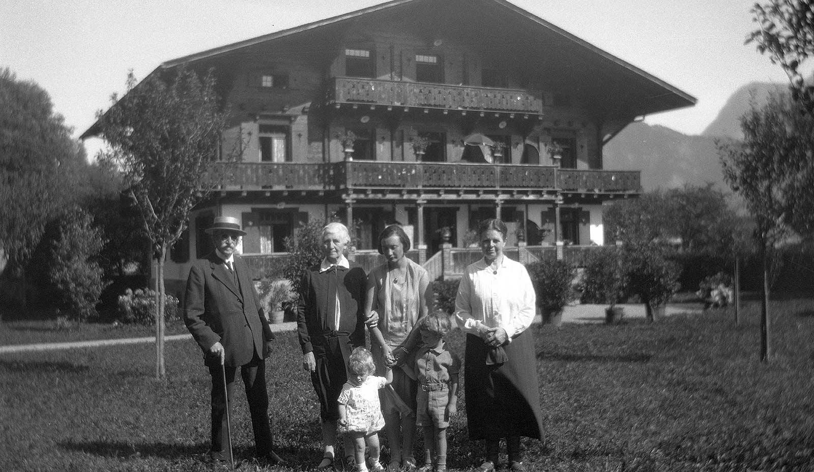 Zonen George en Arthur, Jetta, de ouders van Maurits en de moeder van Jetta (linksmidden), Ragaz, 22 augustus 1930