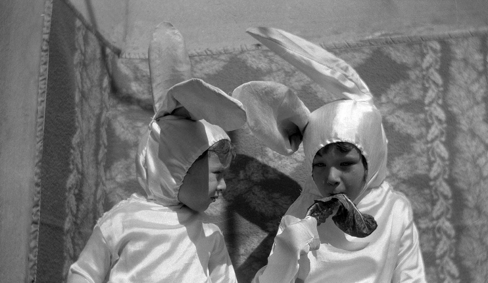 Zonen George en Arthur als konijnen. Niet voor Pasen, maar voor een gemaskerd bal in het Circolo Svizzero in Rome, januari 1931