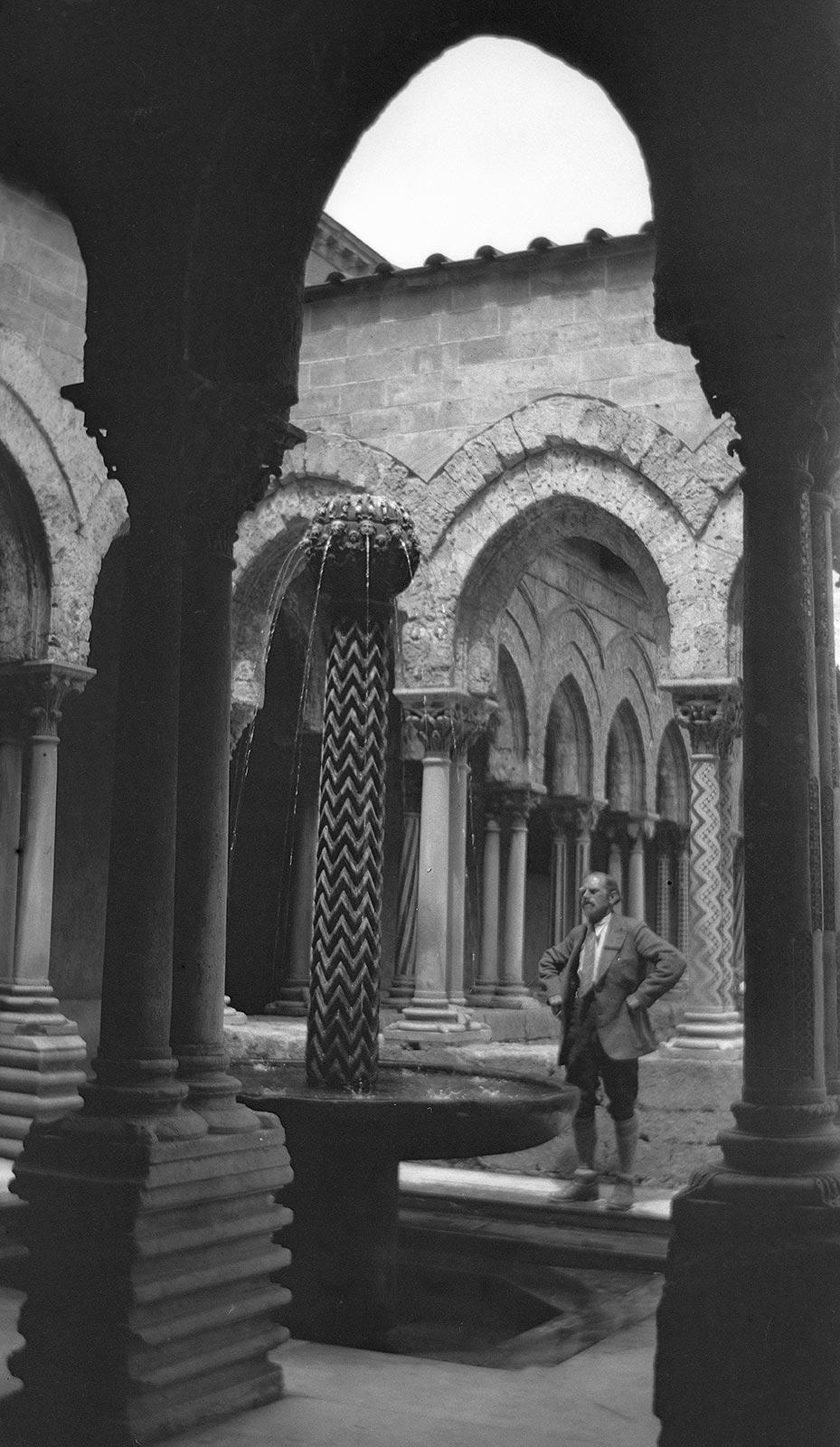 Giuseppe Haas-Triverio in het klooster van Monreale, 19 mei 1932