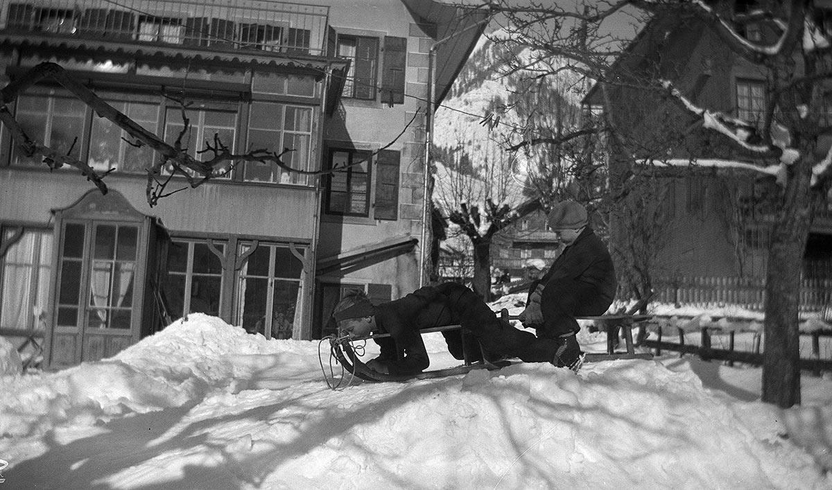George (links) en Arthur bij villa Les Clématites in Château-d'Oex. november 1935