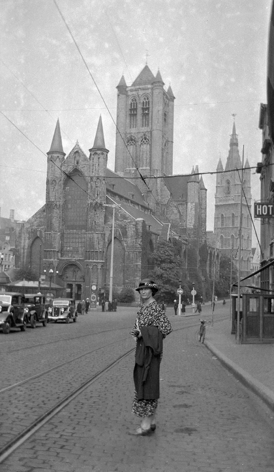 Jetta bij de Sint-Niklaaskerk in Gent, 21 juli 1934
