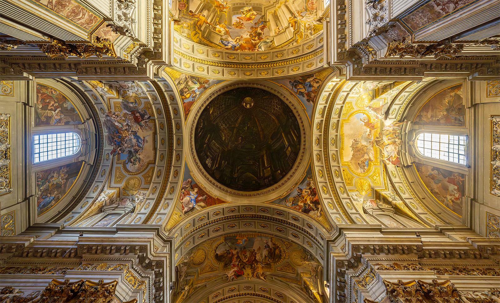 <p>Andrea Pozzo, trompe-l’oeil plafond in de Sant'Ignazio kerk in Rome, 1865. Foto: Fiat 500e, CC BY 4.0, via Wikimedia Commons</p>