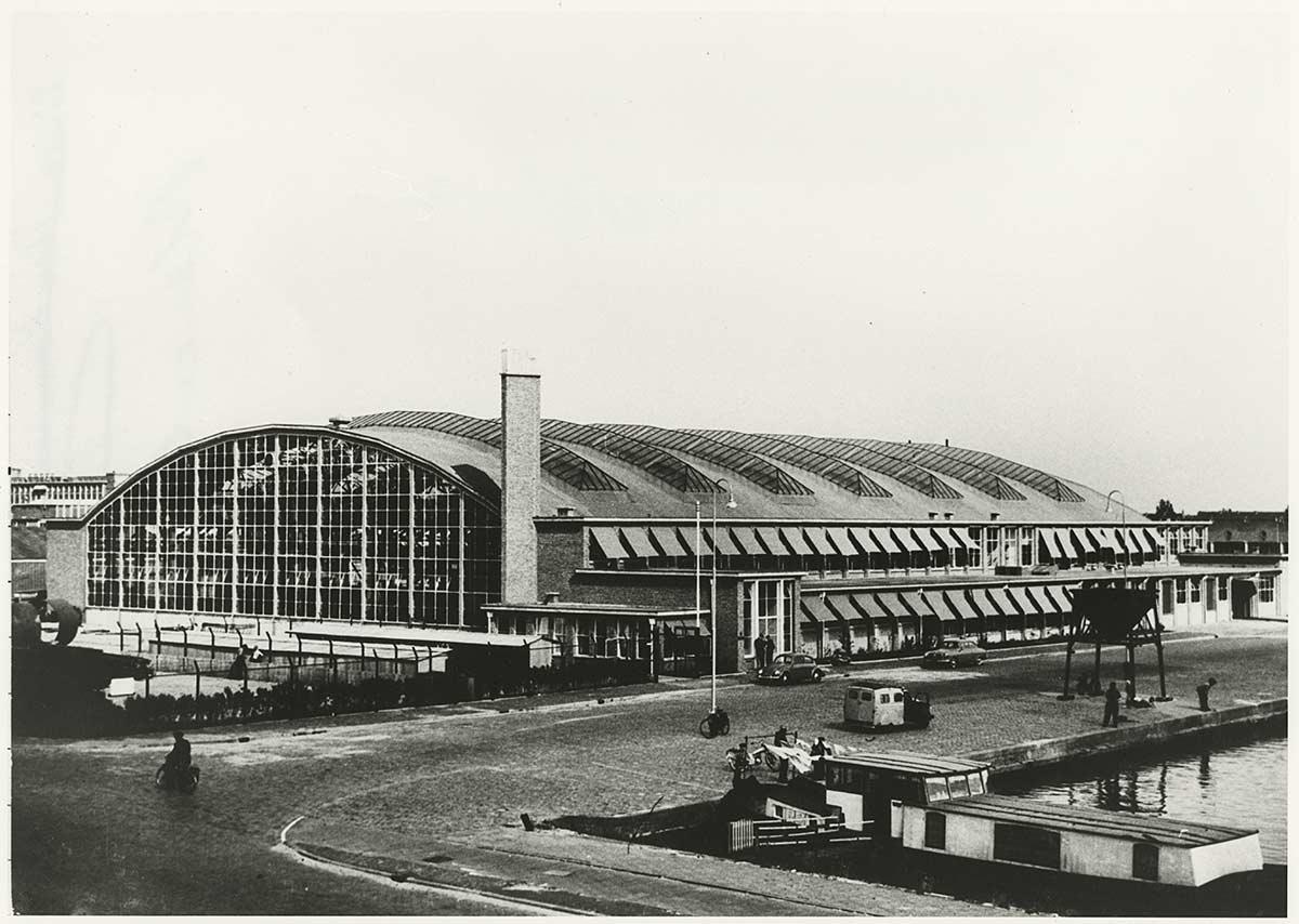 The new production hall (opened 1957) on Planeetkade, 1960. Photo: collection The Hague Municipal Archive