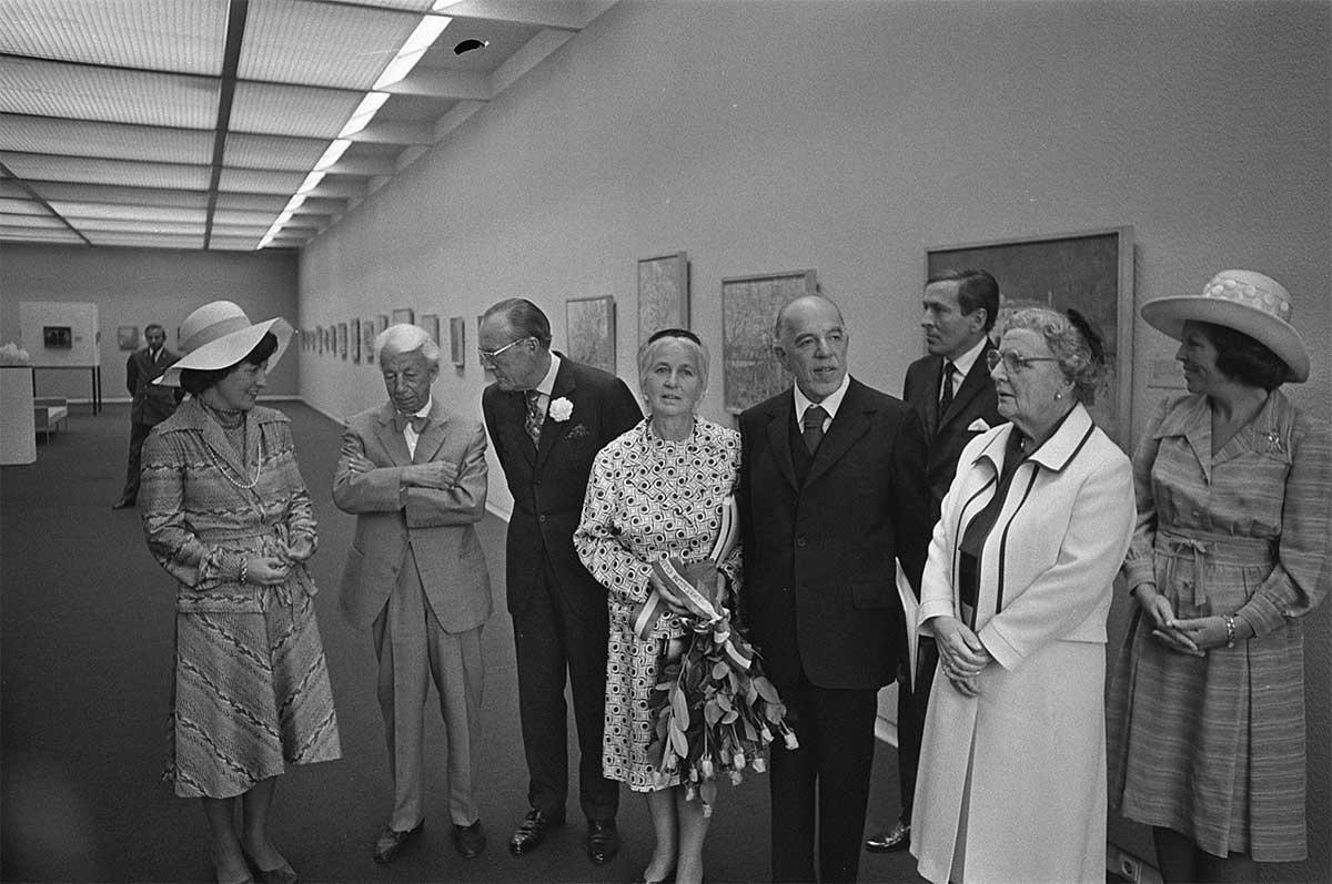 In het Van Gogh museum reikt Prins Bernhard de Erasmusprijs uit aan Sir Ernst Gombrich (4e van rechts) en Willem Sandberg (2e van links), 19 september 1975. Foto: Bert Verhoeff / Anefo / CC0