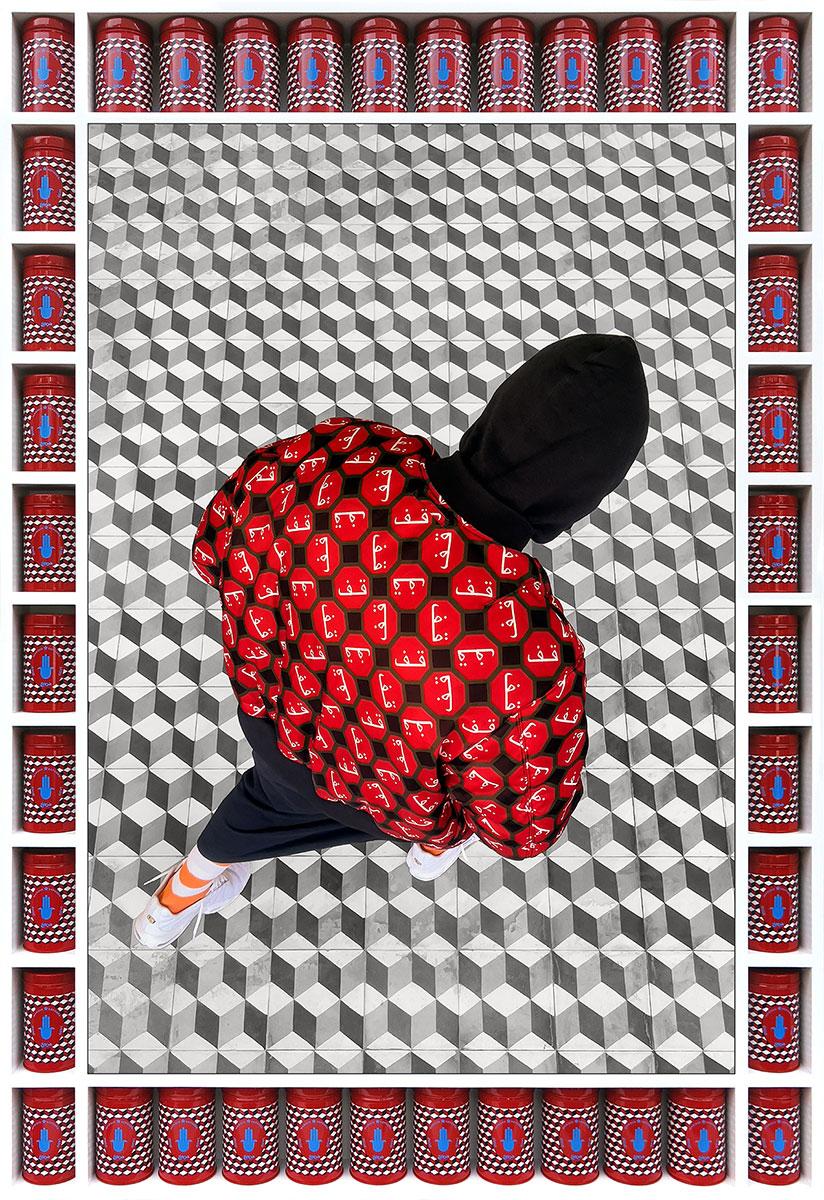<p>Hassan Hajjaj, Yaz, fotografie, 2023/1444. Courtesy of Yazid Bezaz, Patta & Hassan Hajjaj studio<br><em>Hassan Hajjaj combineert in zijn werk zijn Marokkaanse roots met de Londense clubcultuur van de jaren ’80. Met kleurrijke patronen, speelse verwijzingen naar commercie en krachtige portretten bevraagt hij bestaande beelden van identiteit en cultuur. Voor deze tentoonstelling ontwierp hij de volledige zaal — van behang tot meubilair — inclusief een bewust aangebrachte imperfectie als herinnering dat niets volledig perfect is. Zijn werk brengt Marokkaans erfgoed en stedelijke jeugdcultuur samen in één opvallende beeldtaal.</em></p>