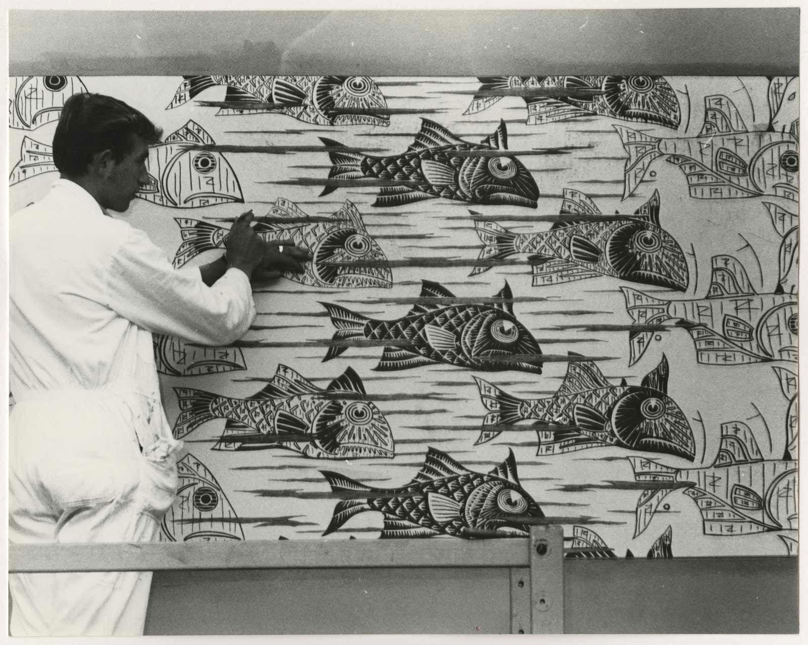<p>Huug Vooys werkt aan de geschilderde Metamorphose III. Foto: Hans de Bakker, collectie Haags Gemeentearchief</p>