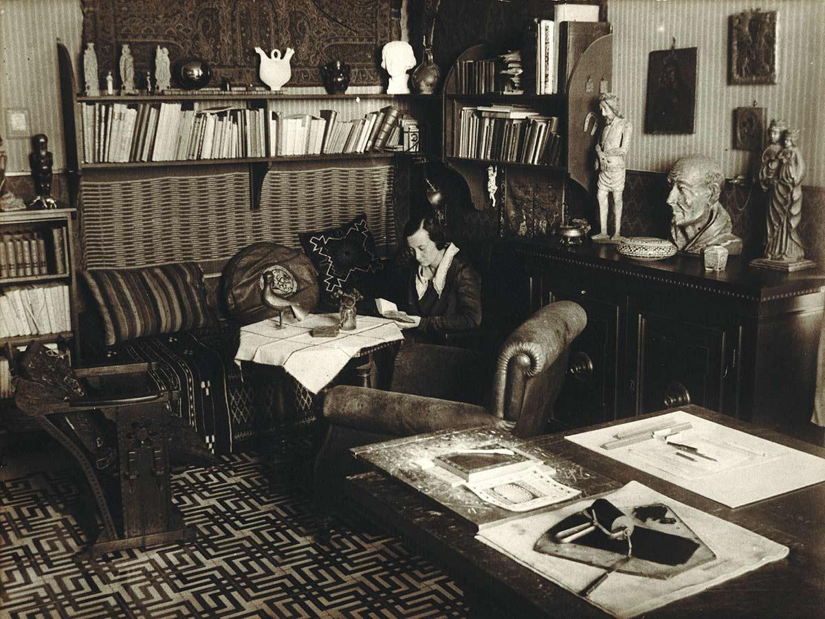 Jetta in the living room at Via Alessandro Poerio in Rome, spring 1931. Objects used for printing can be seen in front, amongst them the spoon.