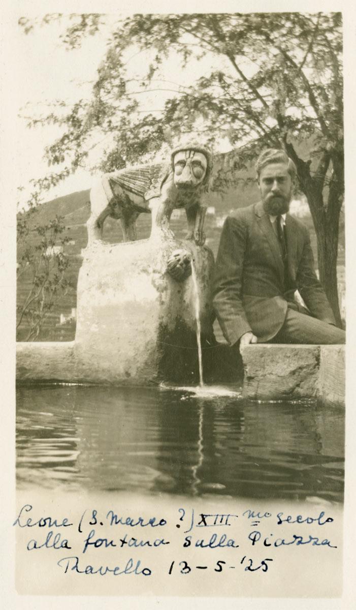 At the fountain in the Piazza, 13 May 1925 (album Maurits and Jetta)