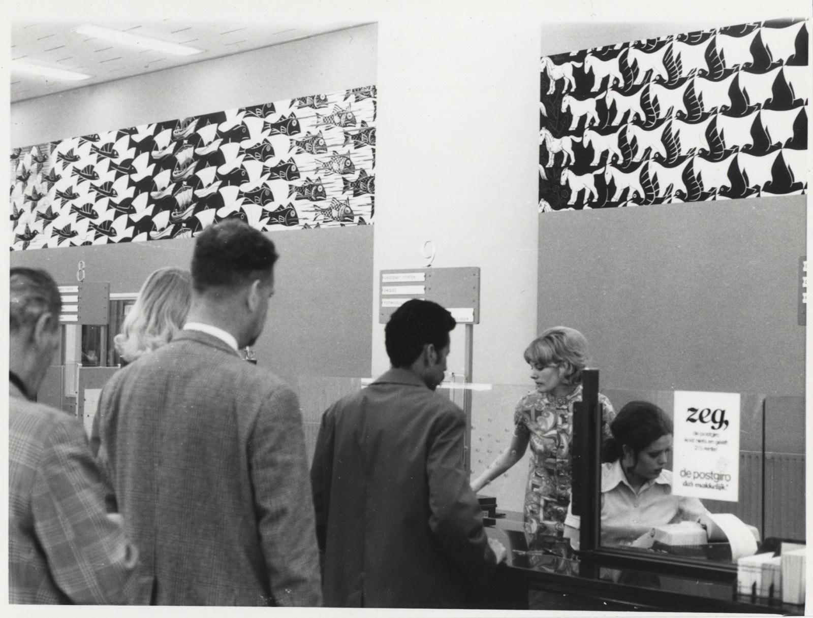 De geschilderde Metamorphose III in Den Haag, met linksboven de vliegende vissen, bootjes en vissen uit de tekeningen.