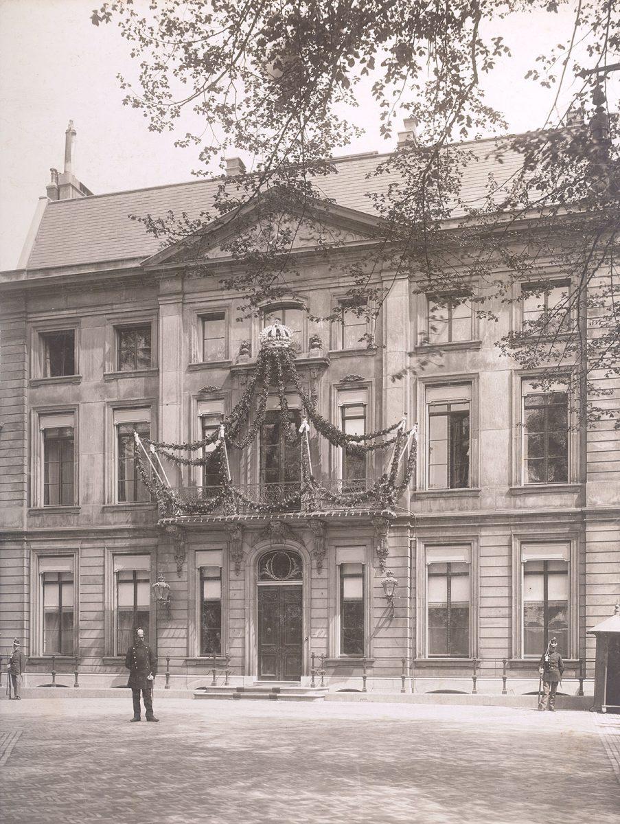 Paleis Lange Voorhout versierd naar aanleiding van de geboorte van prinses Juliana, 30 mei 1909