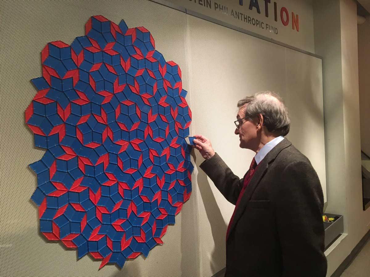 Sir Roger Penrose bij een Penrose-betegeling in het National Museum of Mathematics in New York, 2016