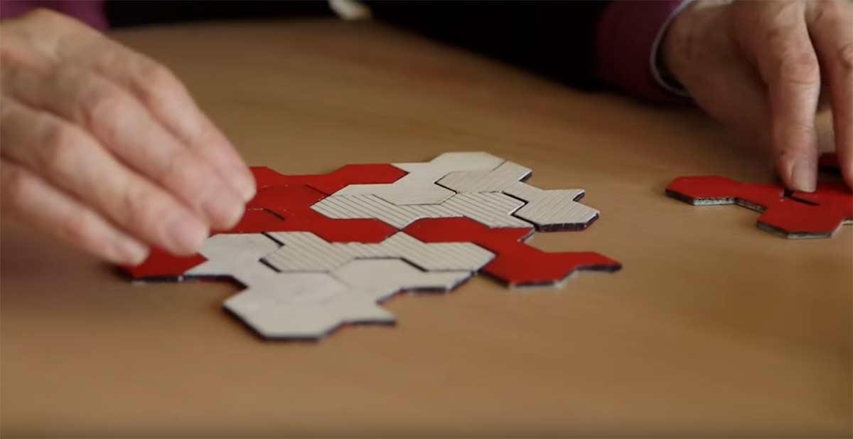 Penrose met de puzzel, uit deel 2 van de documentaire <em>The Art of the Impossible</em>, vanaf 9:45