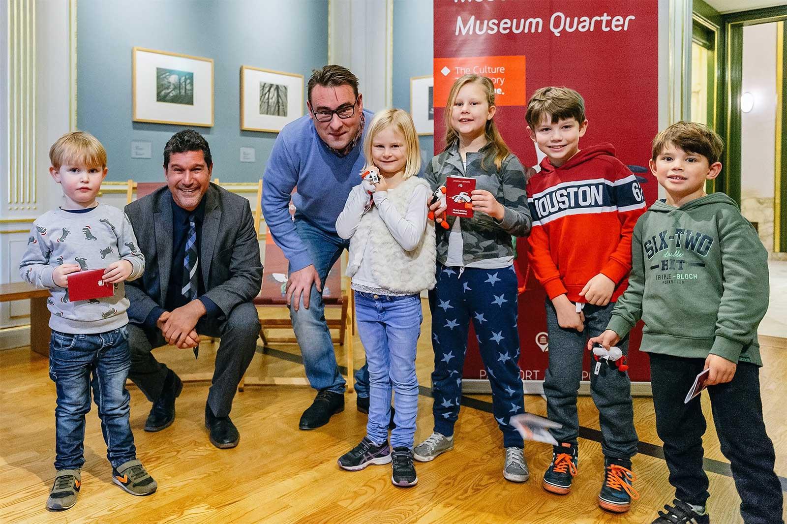 Wethouder Richard Mos en Marcel Westerdiep (general manager Escher in het Paleis) met de vijf kinderen