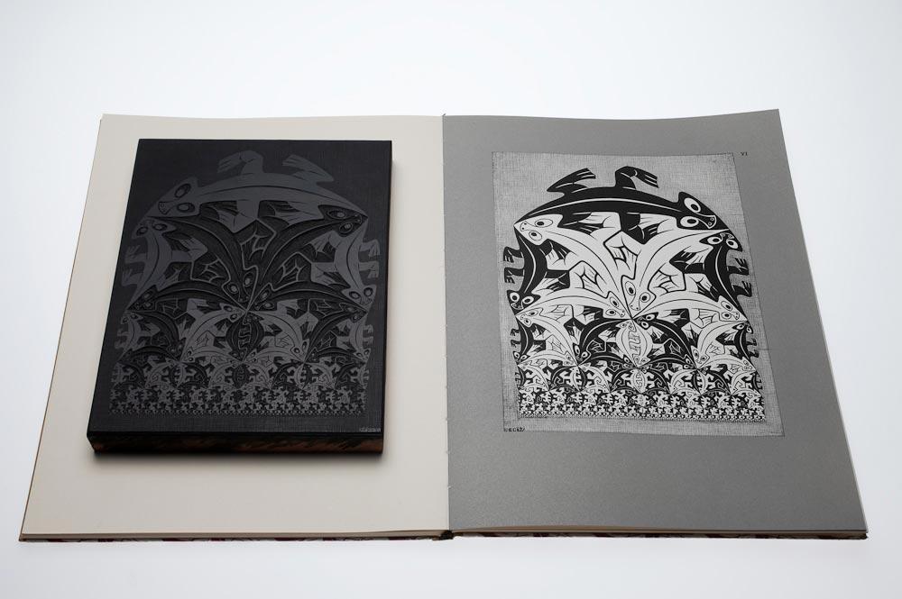 M.C. Escher, Regelmatige vlakverdeling, origineel houtblok en afdruk (Museum Meermanno)