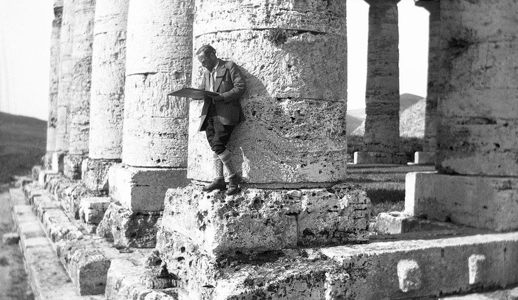 Hier fotografeert Escher zijn reisgenoot Haas-Triverio voor een van de enorme Dorische zuilen van de tempel van Segesta, 17 mei 1932