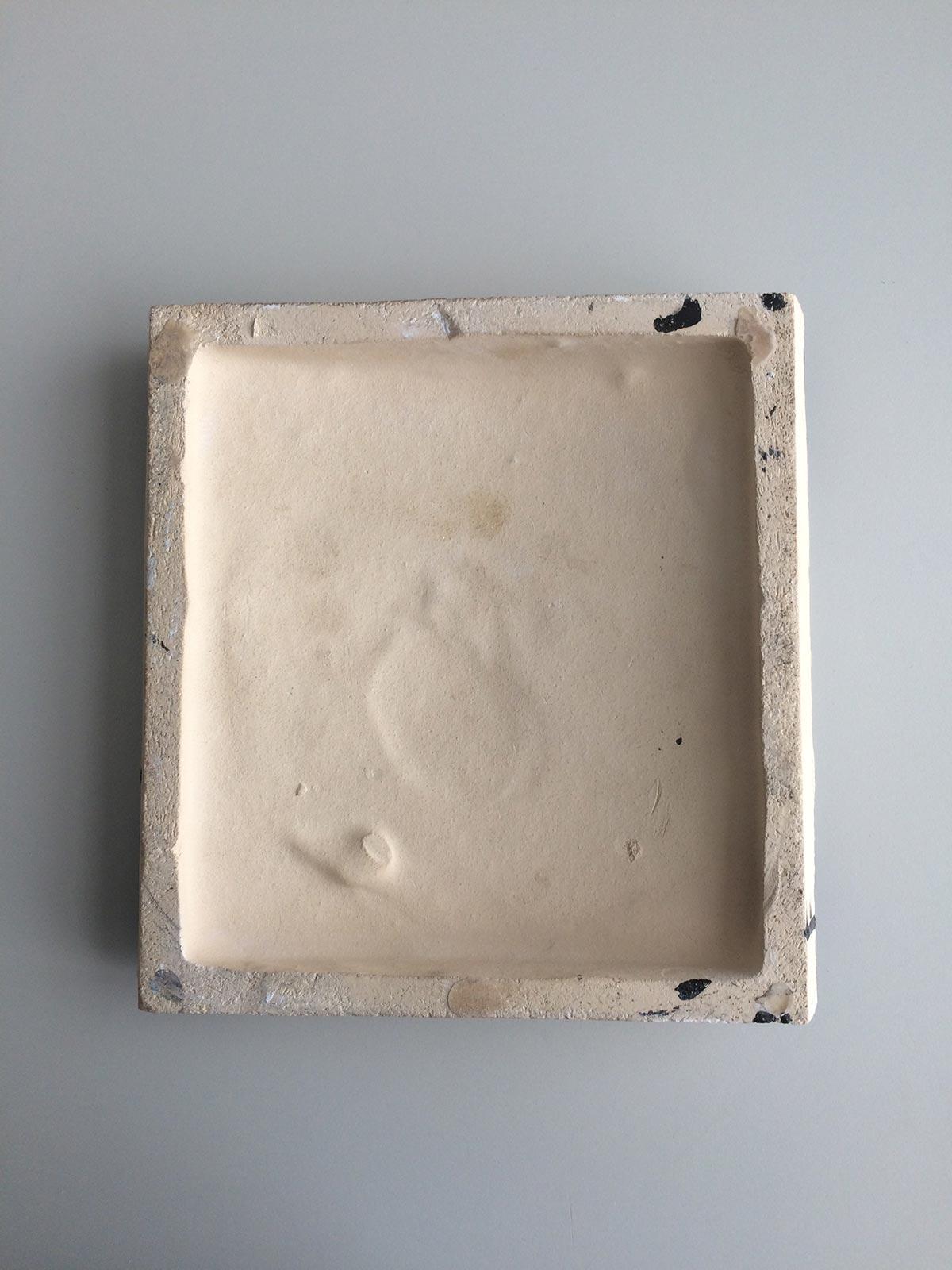 Achterkant tegel 'Bloemen' voor het Baarnsch Lyceum, 1969