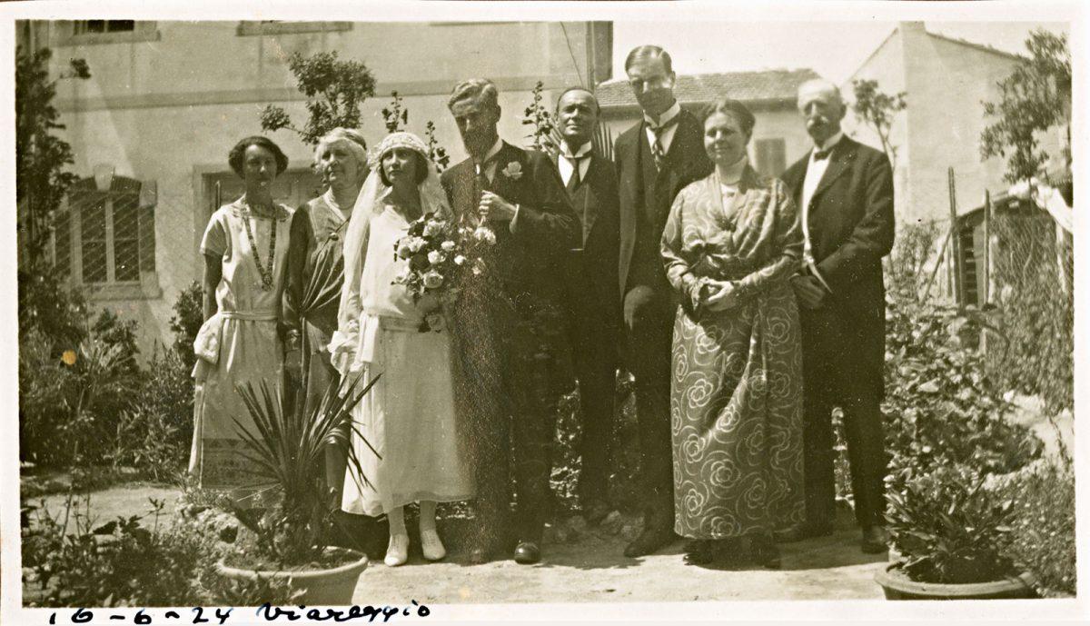Het huwelijk van Maurits en Jetta in Viareggio, 16 juni 1924. Derde van rechts staat George Escher met naast hem zijn en Maurits' ouders.