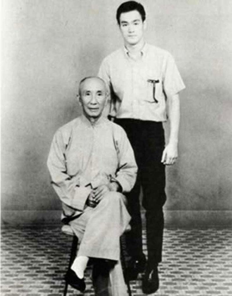 Een jonge Bruce Lee met Kung Fu grootmeester Yip Man