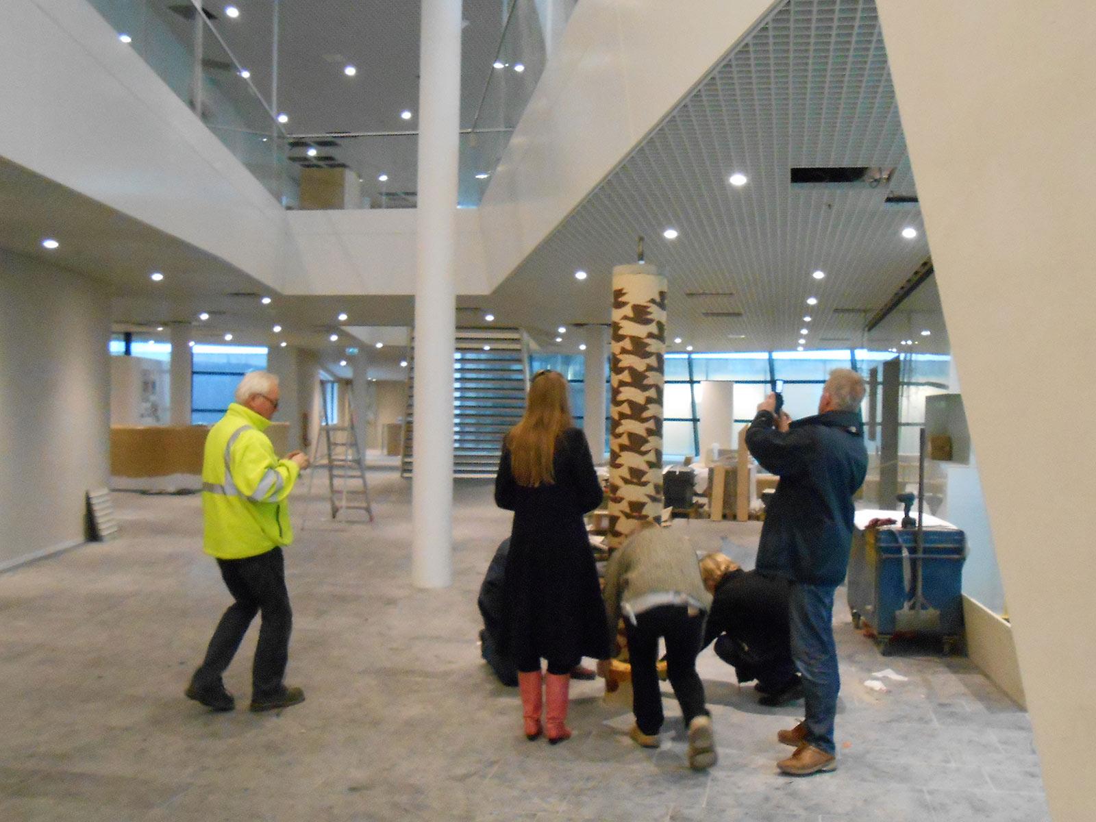 De plaatsing van de zuil in het Provinciehuis, januari 2013